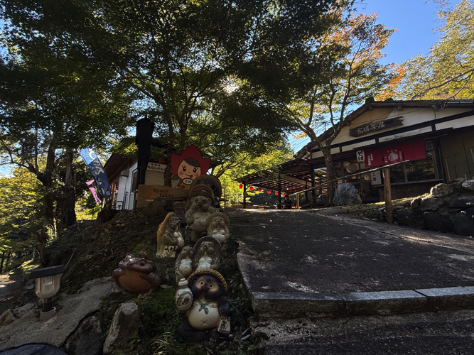 高雄・神護寺へ向う石段途中の茶屋